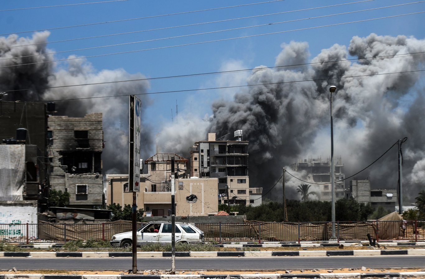 الاحتلال يستهدف مركبة إسعاف أمام مستشفى كمال عدوان